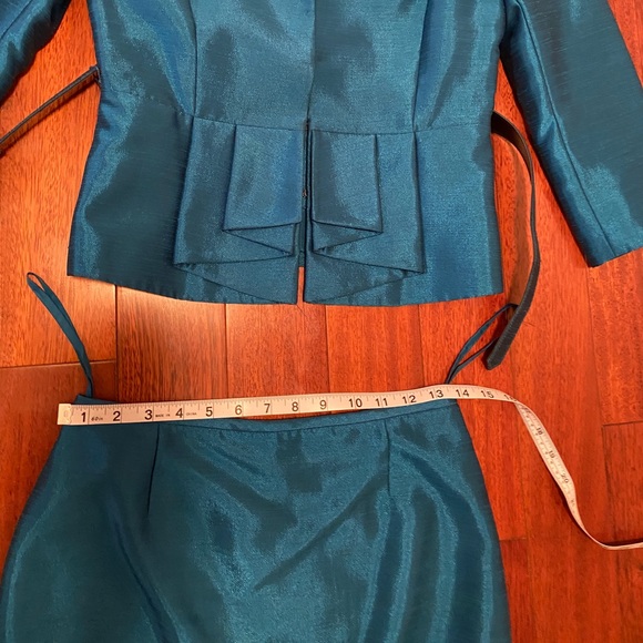 Tahari Skirt Suit - US 2 - Fitted w Pleats & belt for fitted silhouette - Picture 14 of 14